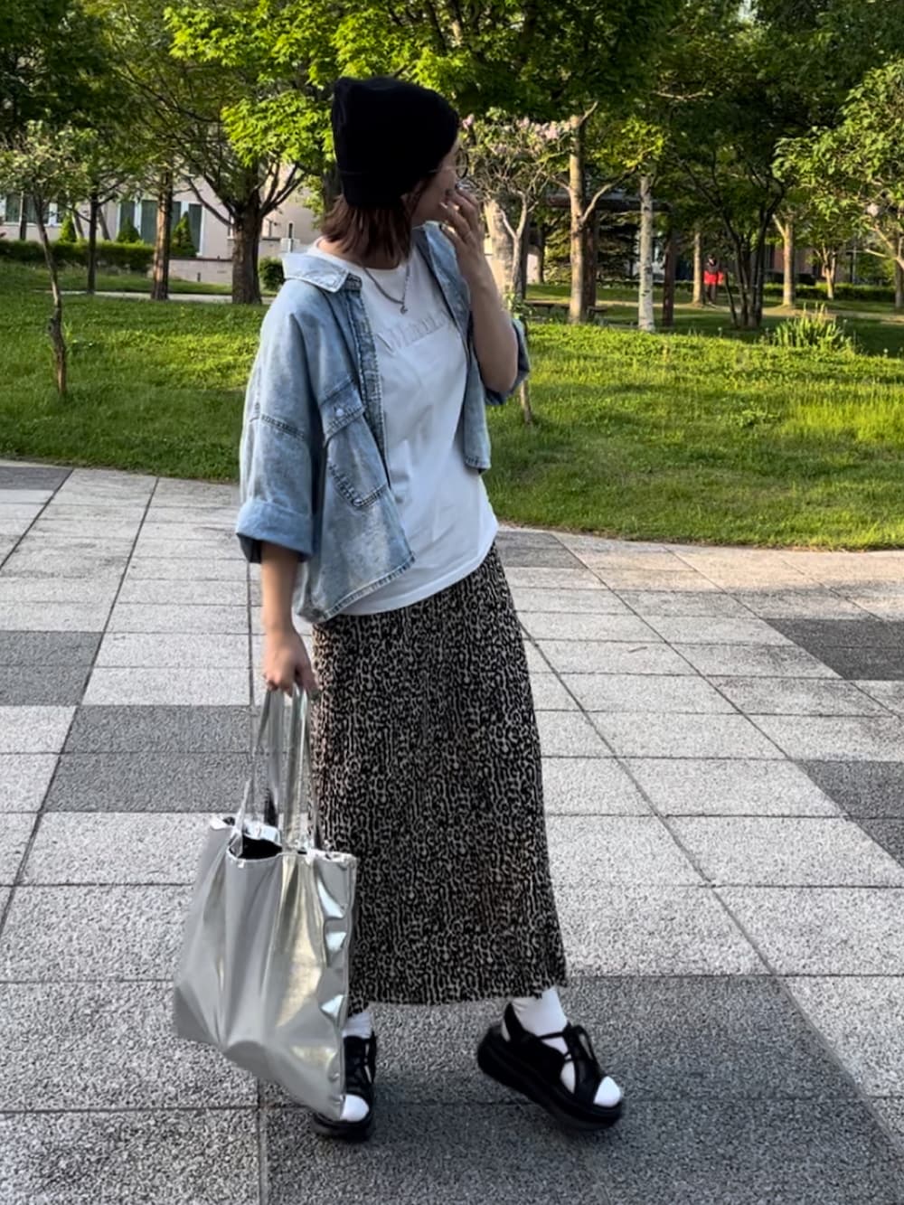 ブルー系のシャツ/ブラウス、ホワイト系のTシャツ/カットソー、ベージュ系のスカートを着用したレディースの夏コーディネートの2枚目の写真