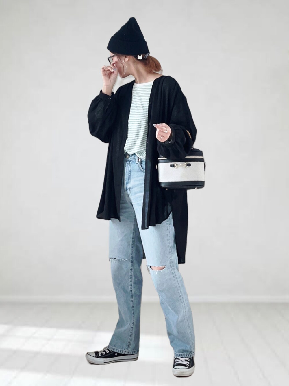 ブルー系のデニムパンツ、グリーン系のTシャツ/カットソー、ブラック系のシャツ/ブラウスを着用したレディースの春コーディネートの2枚目の写真