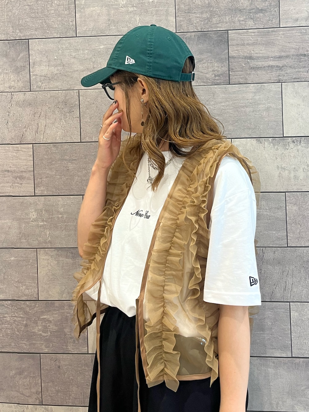 ホワイト系のTシャツ/カットソー、ブラウン系のベスト、ブラック系のその他パンツを着用したレディースの夏コーディネートの3枚目の写真