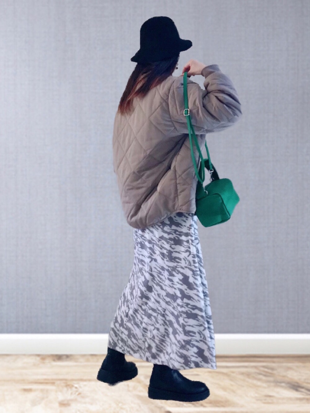 「ITEMS URBANRESEARCH、キルティングジャケット、冬コーデ、あったかコーデ、メガネ女子、ハット、ブーツ、グリーン、ゼブラ柄、ワンピース、タートルネック、GRL、ラクチンコーデ、私の推しブランド、プチプラ」|「ITEMS URBANRESEARCHの【一部WEB限定カラー/サイズ】中綿キルティングノーカラージャケット(その他アウター、ブラウン系)」を使った、UMiSatoさん(レディース・163cm)の冬コーディネートの3枚目の写真