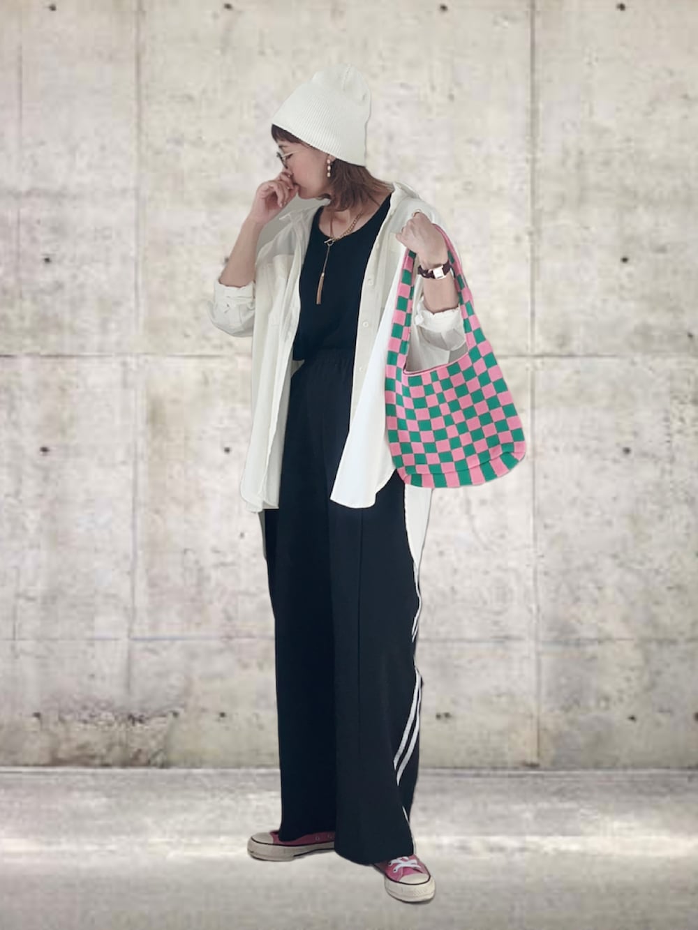 ホワイト系のシャツ/ブラウス、ブラック系のその他パンツ、グリーン系のトートバッグを着用したレディースの秋コーディネートの2枚目の写真