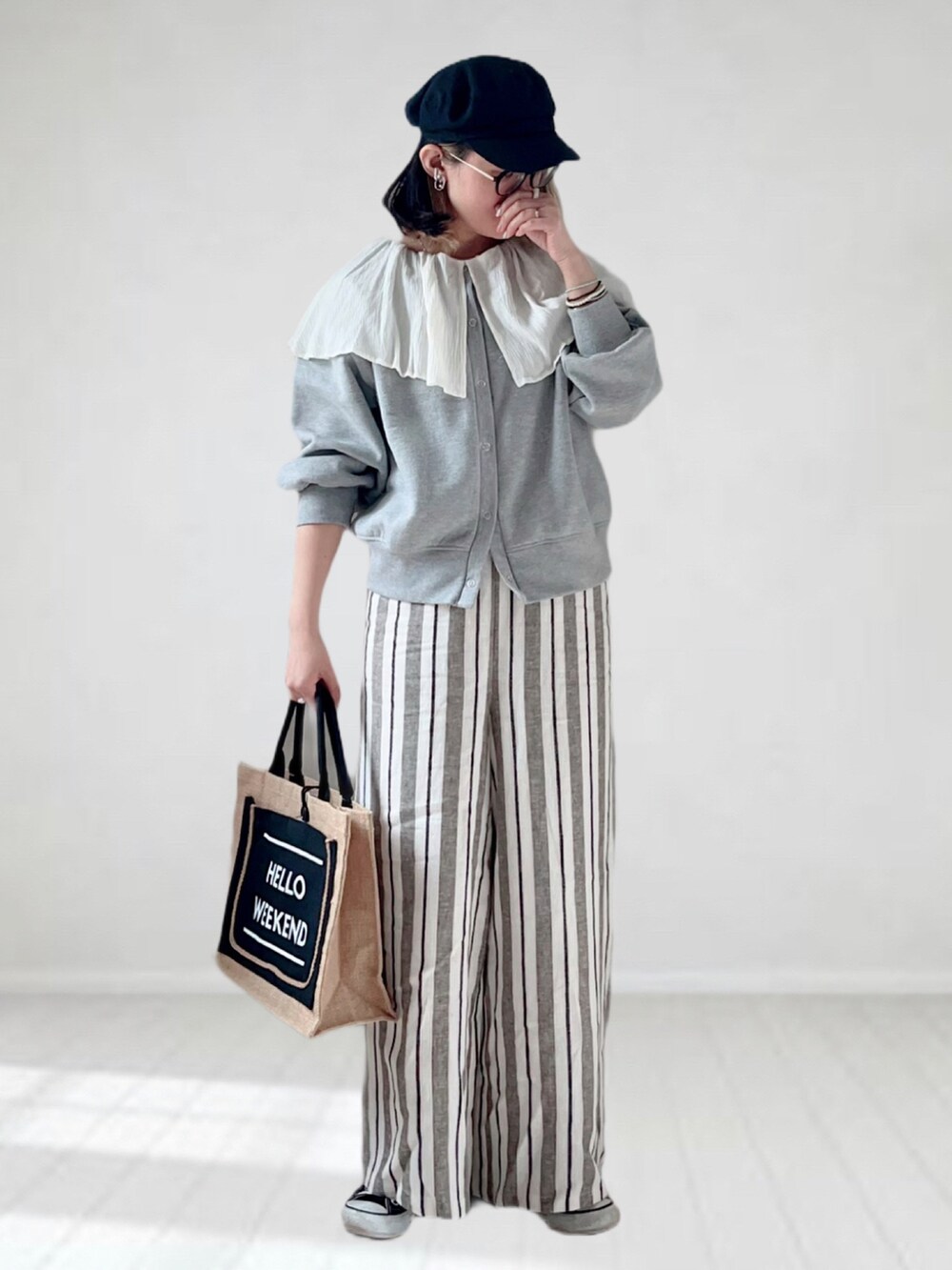 その他のその他パンツ、ホワイト系のTシャツ/カットソー、グレー系のカーディガン/ボレロを着用したレディースの春コーディネートの2枚目の写真