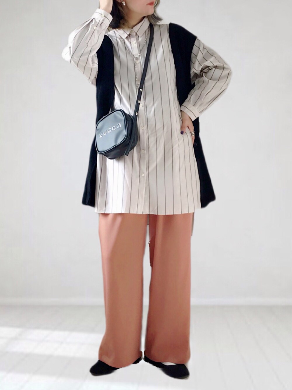 「春服みてみて、春コーデ、カラーパンツ、zucca、スクエアバッグ、ミニバッグ、ショルダーバッグ、ストライプシャツ、シャツスタイル、ベスト、レイヤードスタイル、ビッグシルエット、オーバーサイズ、シンプルコーデ、ゆるコーデ」｜「ZUCCaのコンパクトバッグ/ショルダーバッグ/ミニバッグ（ショルダーバッグ、ブラック系）」を使った、UMiSatoさん（レディース・163cm）の春コーディネートの2枚目の写真