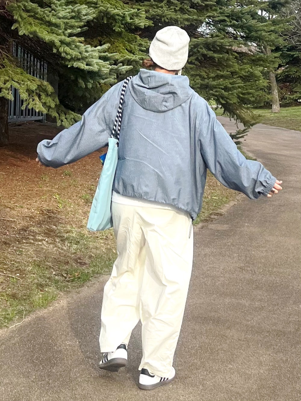 グレー系のシャツ/ブラウス、ベージュ系のその他パンツ、ブルー系のトートバッグを着用したレディースの春コーディネートの3枚目の写真