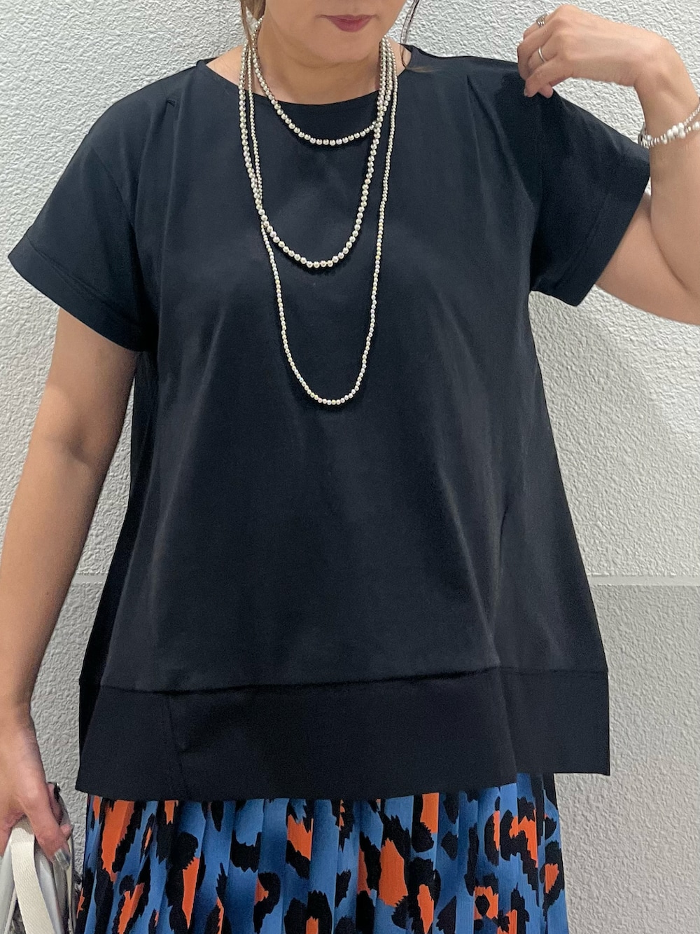 「夏ルックで気分アップ、きれいめカジュアル、夏コーデ、プチプラ、レオパード、黒Tシャツ、お出かけコーデ、厚底サンダル、厚底シューズ」｜「ikkaの【お得だ値】Aライン裾切り替えカットソー（Tシャツ/カットソー、ブラック系）」を使った、UMiSatoさん（骨格ウェーブ・レディース・163cm）の夏コーディネートの5枚目の写真