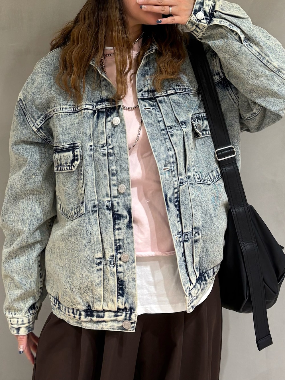 ブルー系のブルゾン、ブラウン系のその他パンツ、ブラック系のショルダーバッグを着用したレディースの冬コーディネートの4枚目の写真