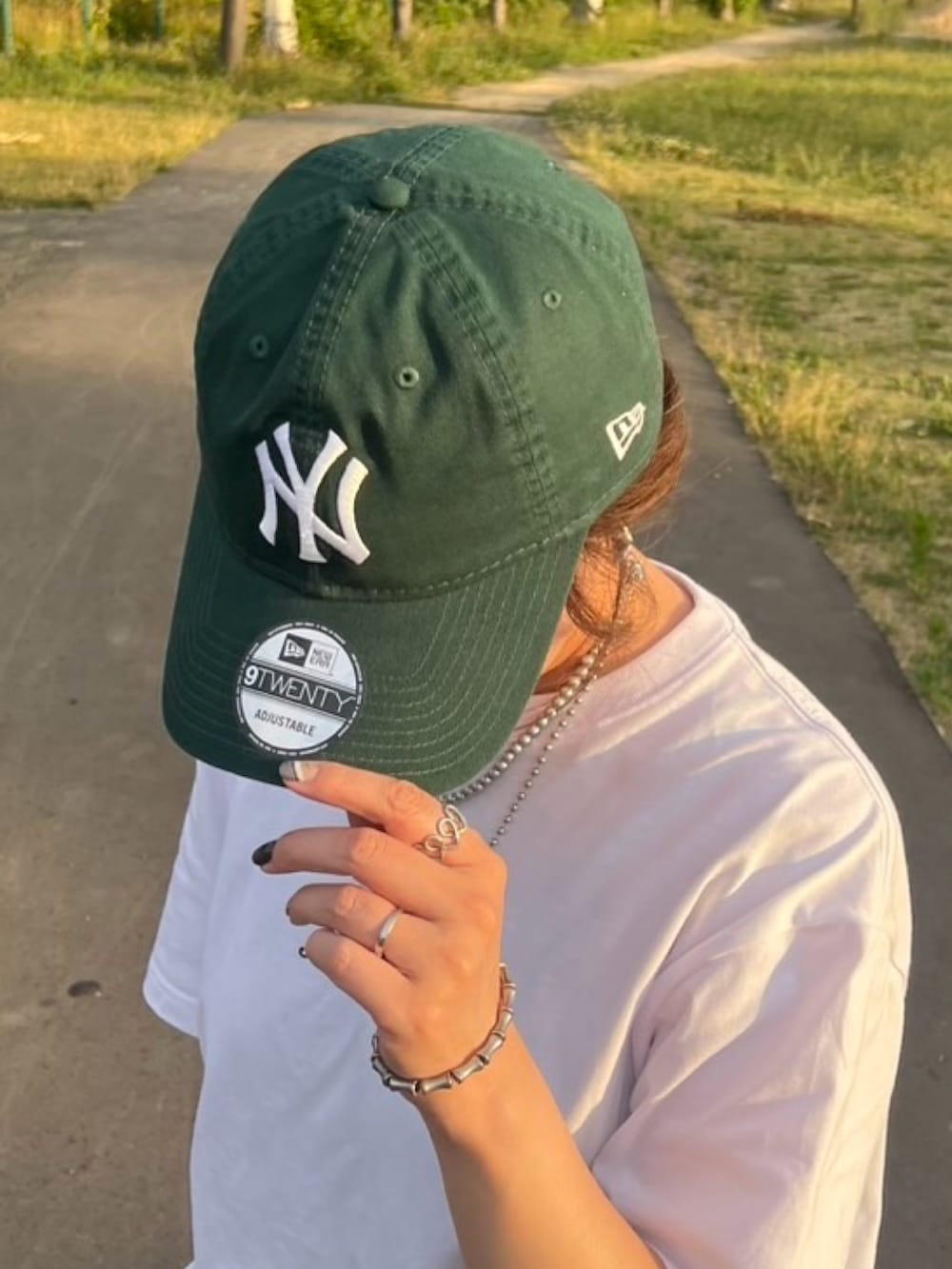 「夏ルックで気分アップ、デニム、グルカサンダル、白Tシャツ、ニューエラ、NEW ERA、スカーフ、スカーフアレンジ、キャップ、キャップ女子、夏コーデ、ロゴT、お出かけコーデ」｜「NEW ERAの【ユニセックス】NEW ERA/ニューエラ オーバーサイズ/バックプリントTシャツ 14670939/14670940/14670941（Tシャツ/カットソー、ホワイト系）」を使った、UMiSatoさん（骨格ウェーブ・レディース・163cm）の夏コーディネートの4枚目の写真