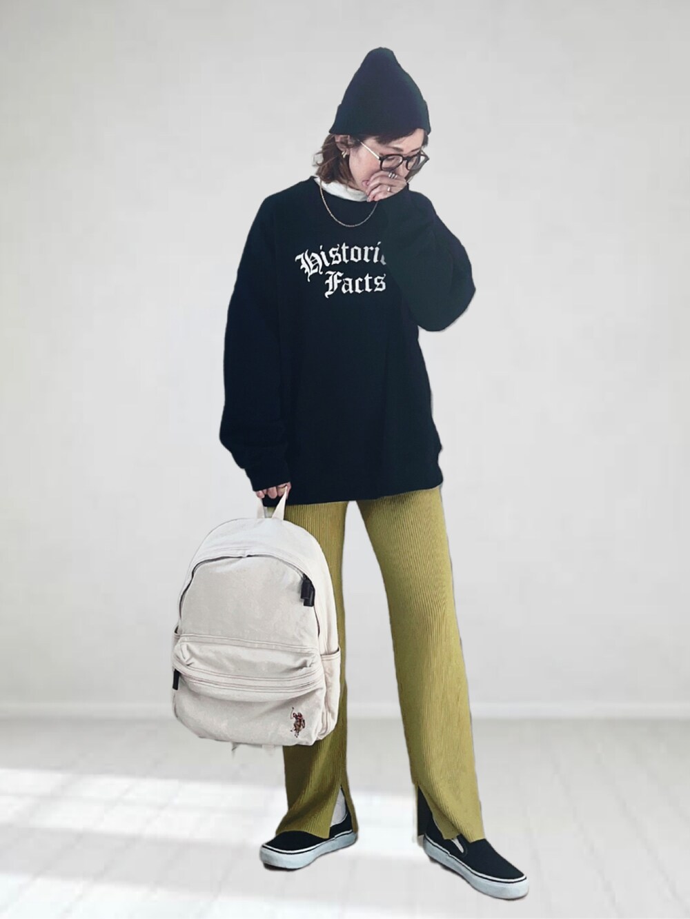 ホワイト系のバックパック/リュック、ホワイト系のTシャツ/カットソー、ブラック系のスウェットを着用したレディースの春コーディネートの2枚目の写真