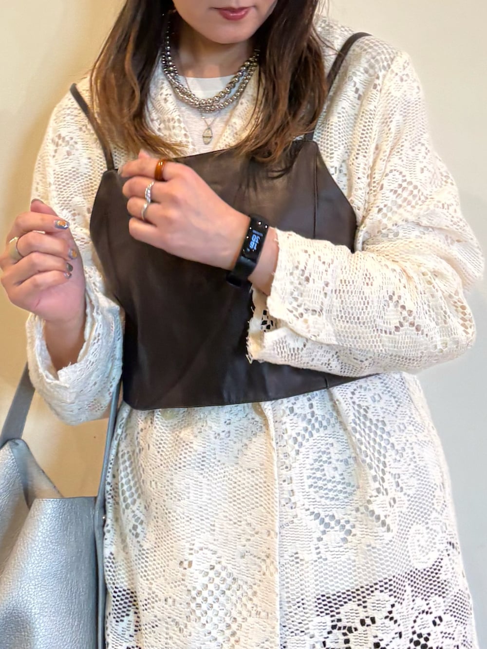 ブラウン系のスニーカー、ホワイト系のテーラードジャケット、ブラウン系のその他パンツを着用したレディースの春コーディネートの5枚目の写真