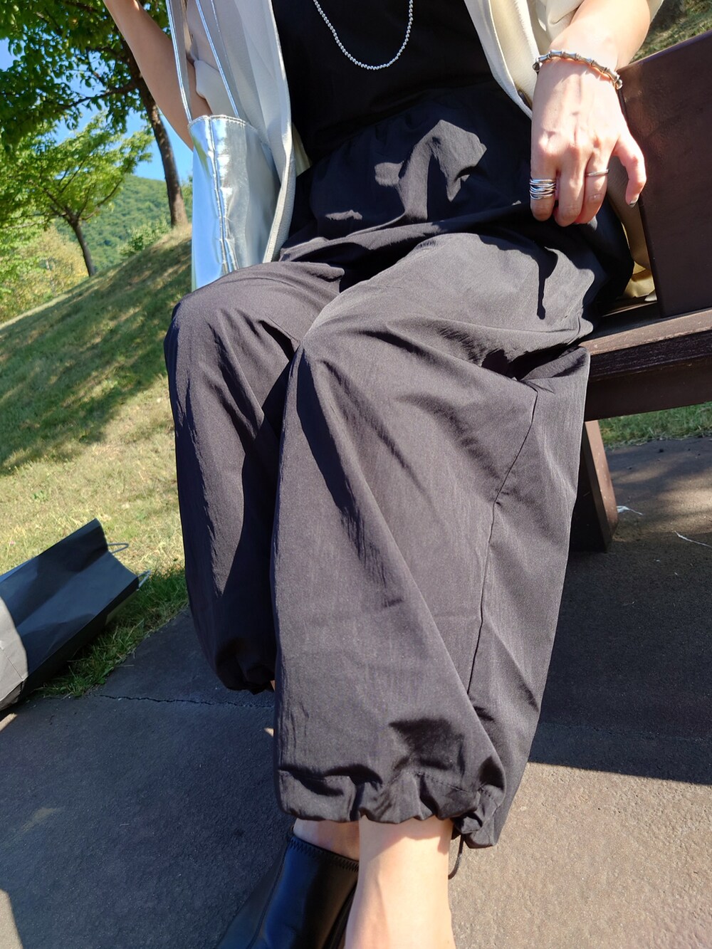 ブラック系のサロペット/オーバーオール、ホワイト系のテーラードジャケット、レッド系のTシャツ/カットソーを着用したレディースの夏コーディネートの5枚目の写真