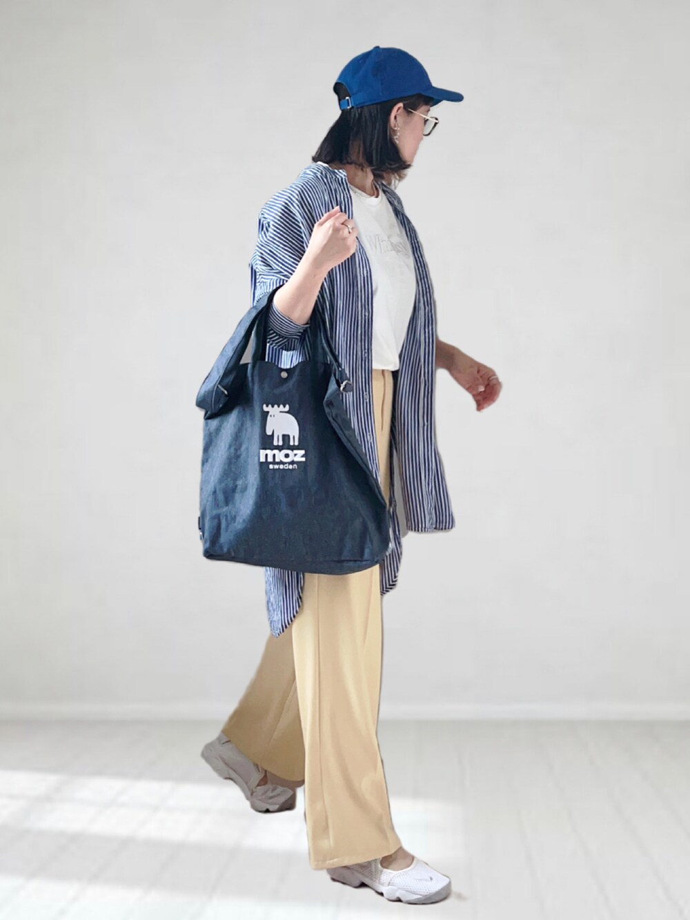 ホワイト系のTシャツ/カットソー、ブルー系のシャツ/ブラウス、イエロー系のその他パンツを着用したレディースの春コーディネートの2枚目の写真