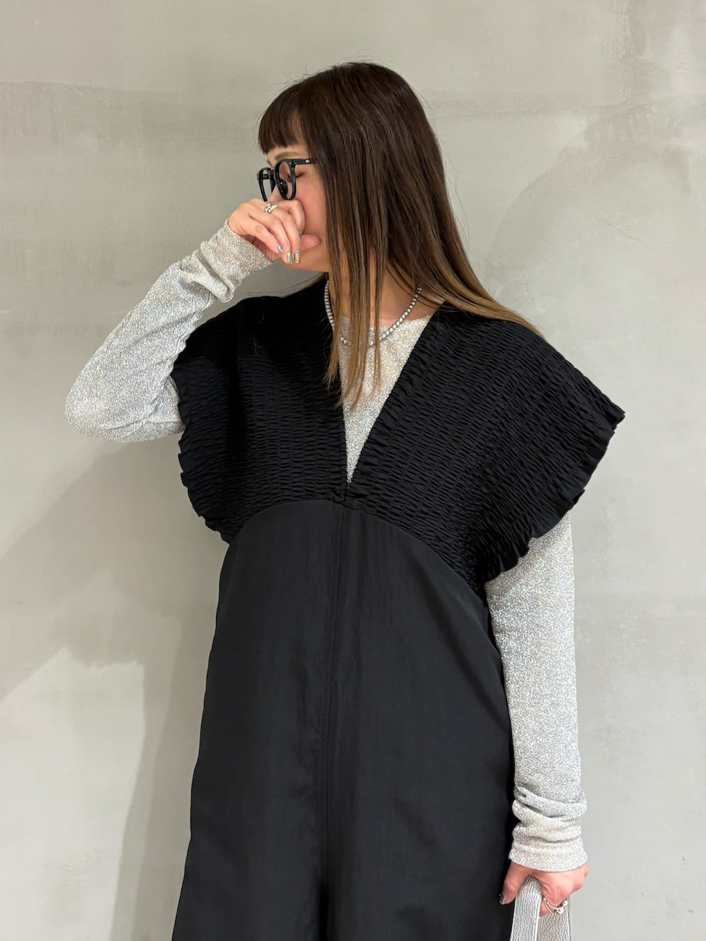 ブラック系のつなぎ/オールインワン、シルバー系のTシャツ/カットソー、ブラック系のバレエシューズを着用したレディースの春コーディネートの4枚目の写真