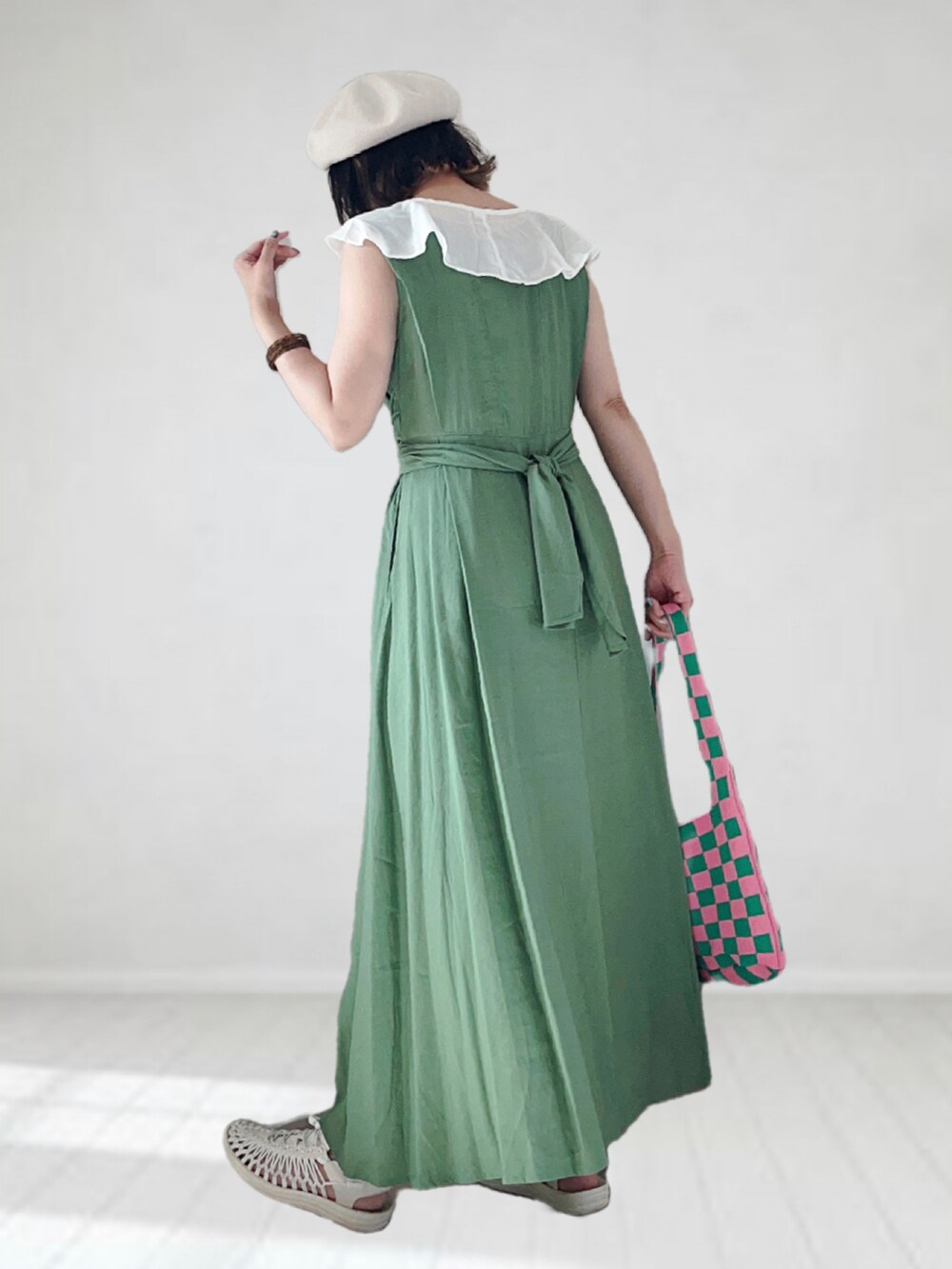 「URBAN RESEARCH ROSSO、ロングワンピース、夏コーデ、夏セールで買いました、ベレー帽、付け襟、メガネ女子、プチプラ、シンプルコーデ、ビッグカラー、グリーン、ビタミンカラー、きれいめカジュアル、休日スタイル、リネン」|「URBAN RESEARCH ROSSO WOMENのリボンマキシワンピース(ワンピース、グリーン系)」を使った、UMiSatoさん(レディース・163cm)の夏コーディネートの2枚目の写真