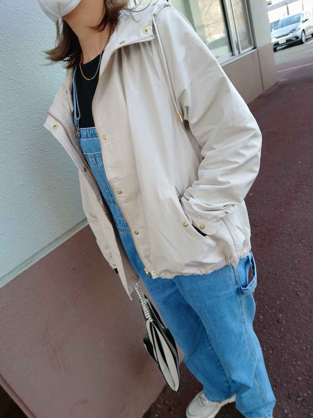 「春服みてみて、春コーデ、大人カジュアル、デニム、マウンテンパーカー、メガネ女子、春アウター、スニーカー、オバオル倶楽部、オーバーオール、サロペット、シンプルコーデ、お出かけコーデ、休日スタイル、ショルダーバッグ」|「ikkaの【雑誌InRed4月号掲載】撥水マウンテンパーカー(マウンテンパーカー、ホワイト系)」を使った、UMiSatoさん(レディース・163cm)の春コーディネートの5枚目の写真