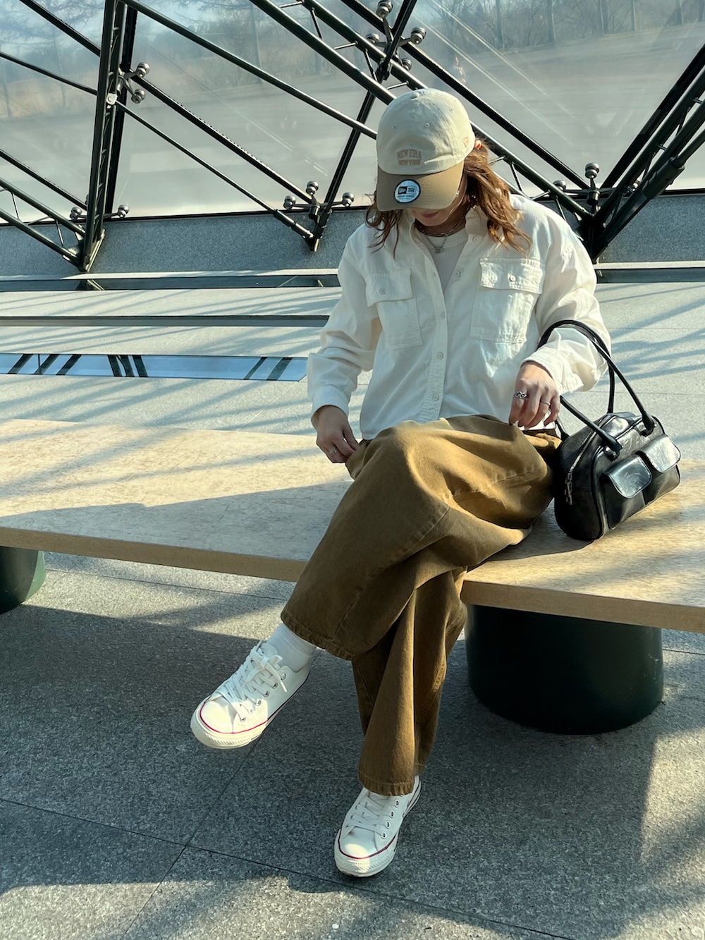 「春コーデ、デニム、カラーパンツ、キャップ、サングラス、スニーカー、デニムシャツ、お出かけコーデ、休日スタイル、メガネ女子、淡色コーデ、バギーパンツ、デニムワイドパンツ、８(eight)」｜「８(eight)のカラーワイドバギーパンツ（デニムパンツ、ブラウン系）」を使った、UMiSatoさん（骨格ウェーブ・レディース・163cm）の春コーディネートの2枚目の写真