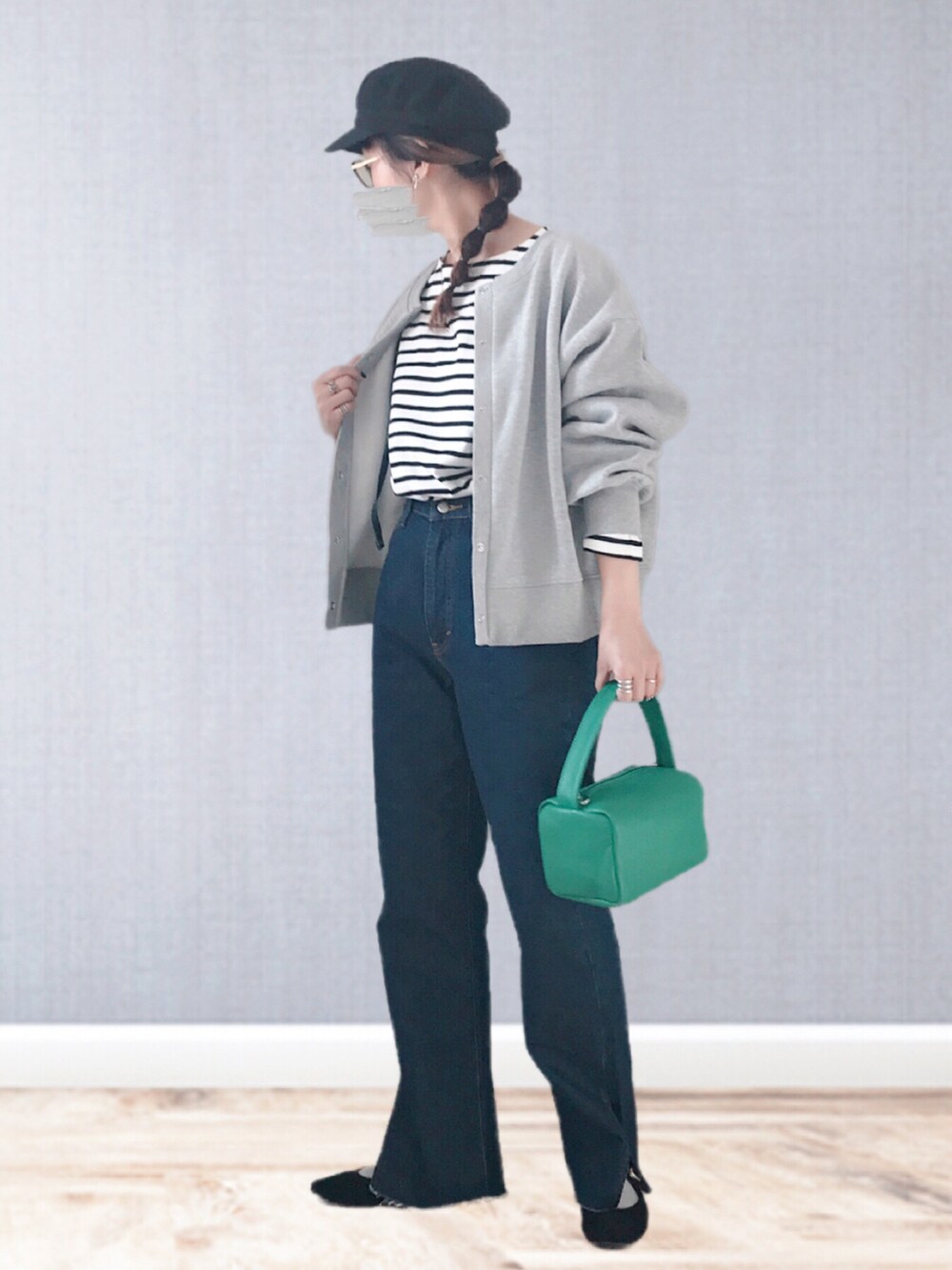 ブルー系のデニムパンツ、グレー系のカーディガン/ボレロ、ホワイト系のTシャツ/カットソーを着用したレディースの冬コーディネートの2枚目の写真