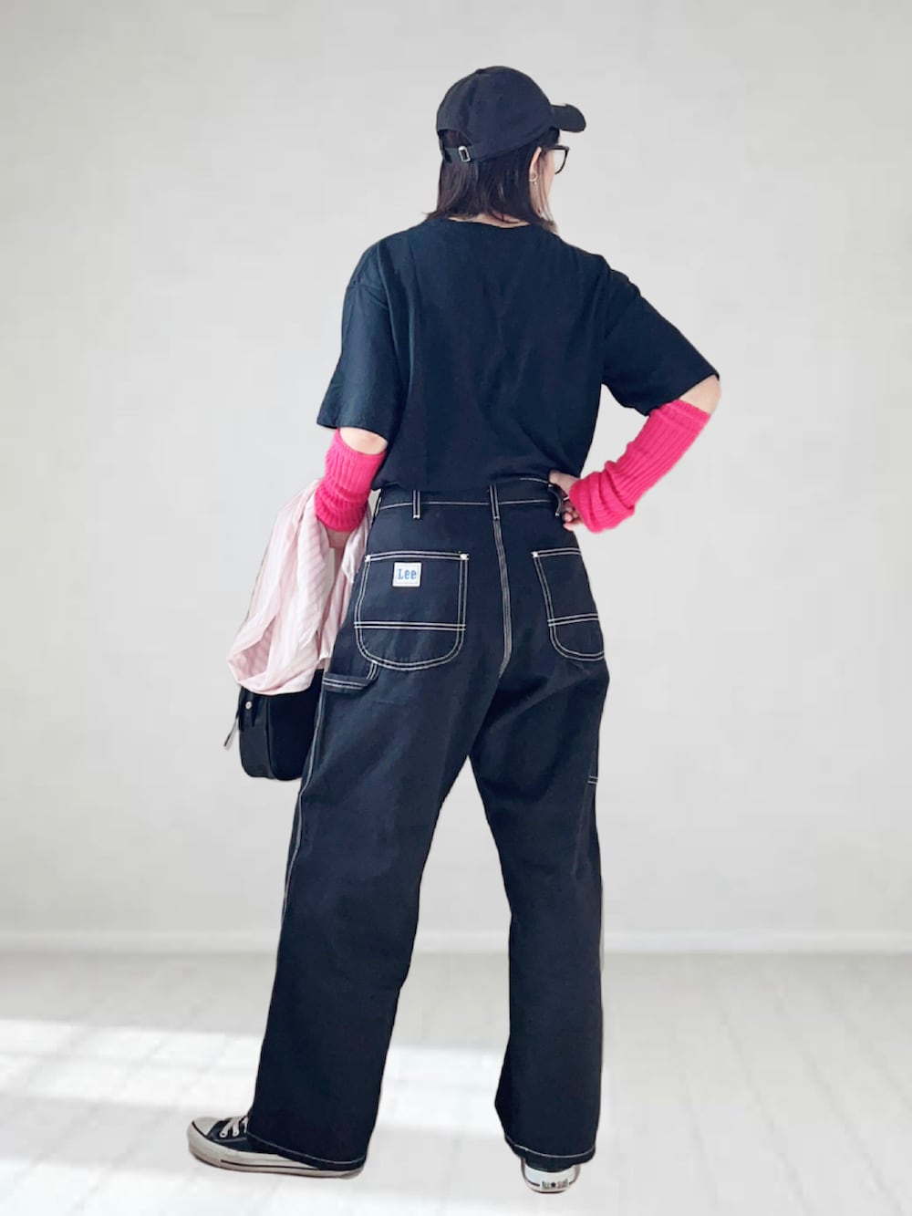 ブラック系のデニムパンツ、ブラック系のTシャツ/カットソー、ピンク系のシャツ/ブラウスを着用したレディースの秋コーディネートの3枚目の写真