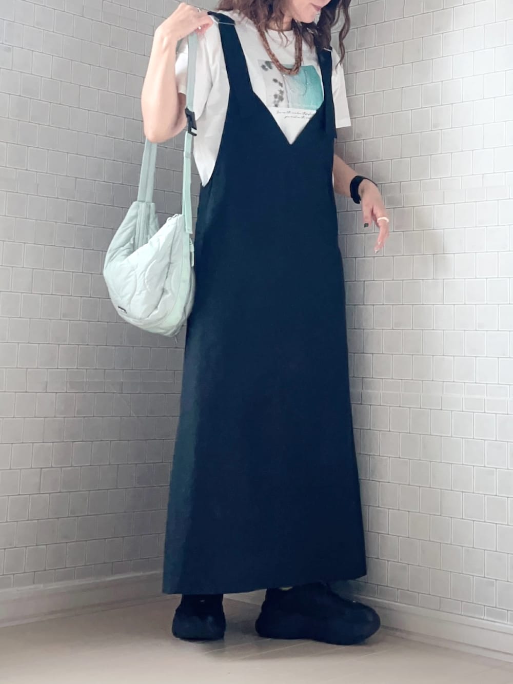 「春コーデ、プチプラ、Tシャツ、フォトT、ジャンパースカート、ショルダーバッグ、メガネ女子、お出かけコーデ、休日スタイル、スニーカー、厚底シューズ、モノトーン」｜「ikkaの【雑誌InRed5月号掲載】ロゴフォトプリントTシャツ（Tシャツ/カットソー、ホワイト系）」を使った、UMiSatoさん（骨格ウェーブ・レディース・163cm）の春コーディネートの3枚目の写真