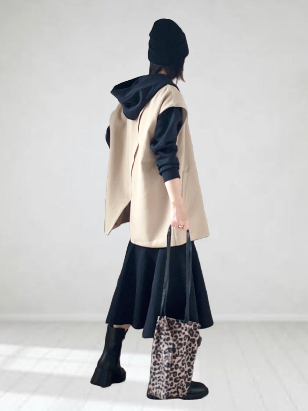 「COTORICA.、パーカー、ワンピース、モノトーン、ジレ、ベスト、ブーツ、ニット帽、メガネ女子、レオパード、レイヤードスタイル、休日スタイル、大人カジュアル」｜「COTORICAのマーメイドワンピース（ワンピース、ブラック系）」を使った、UMiSatoさん（レディース・163cm）の秋コーディネートの3枚目の写真