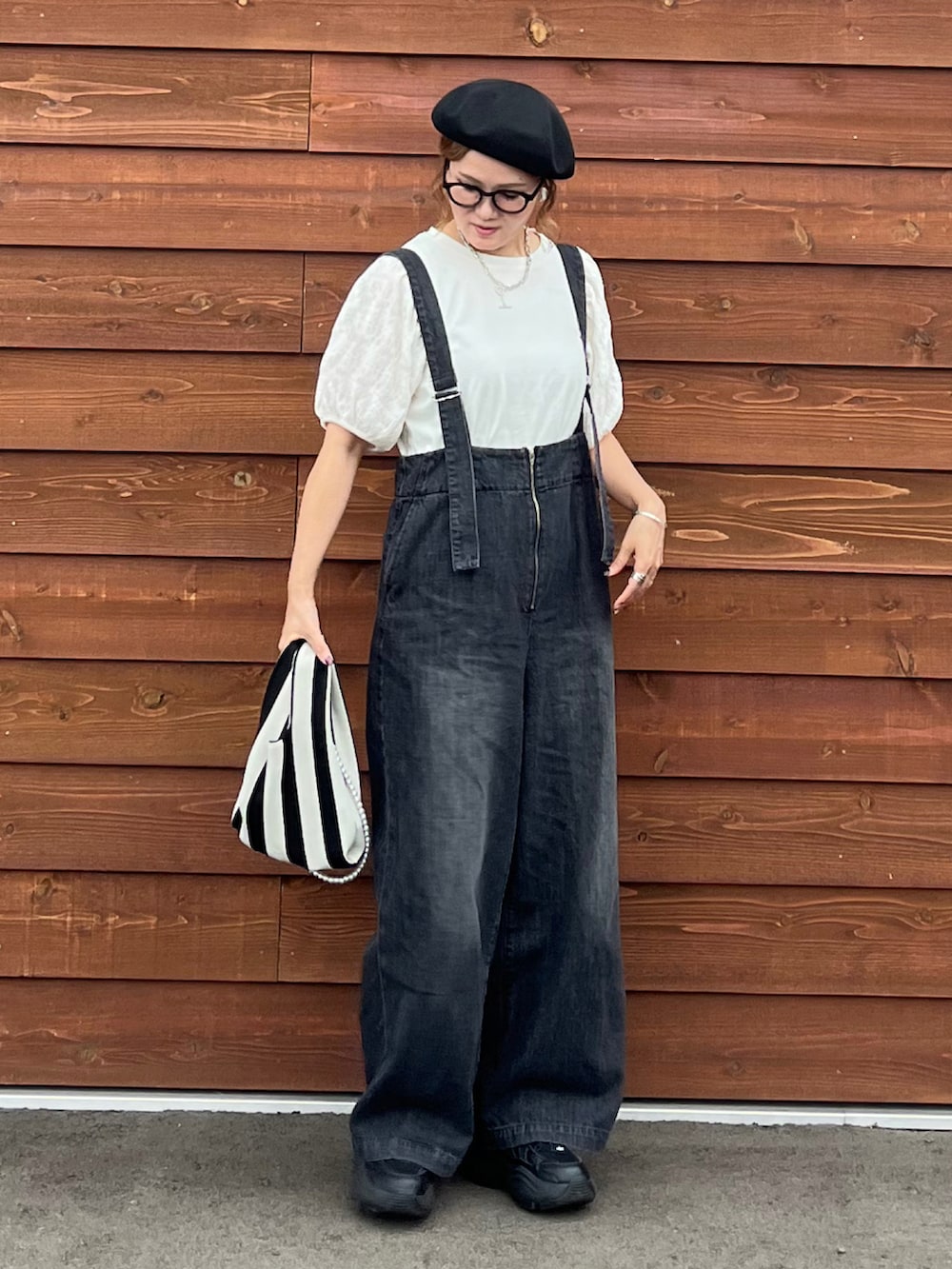 ホワイト系のTシャツ/カットソー、グレー系のデニムパンツ、ホワイト系のショルダーバッグを着用したレディースの夏コーディネートの4枚目の写真