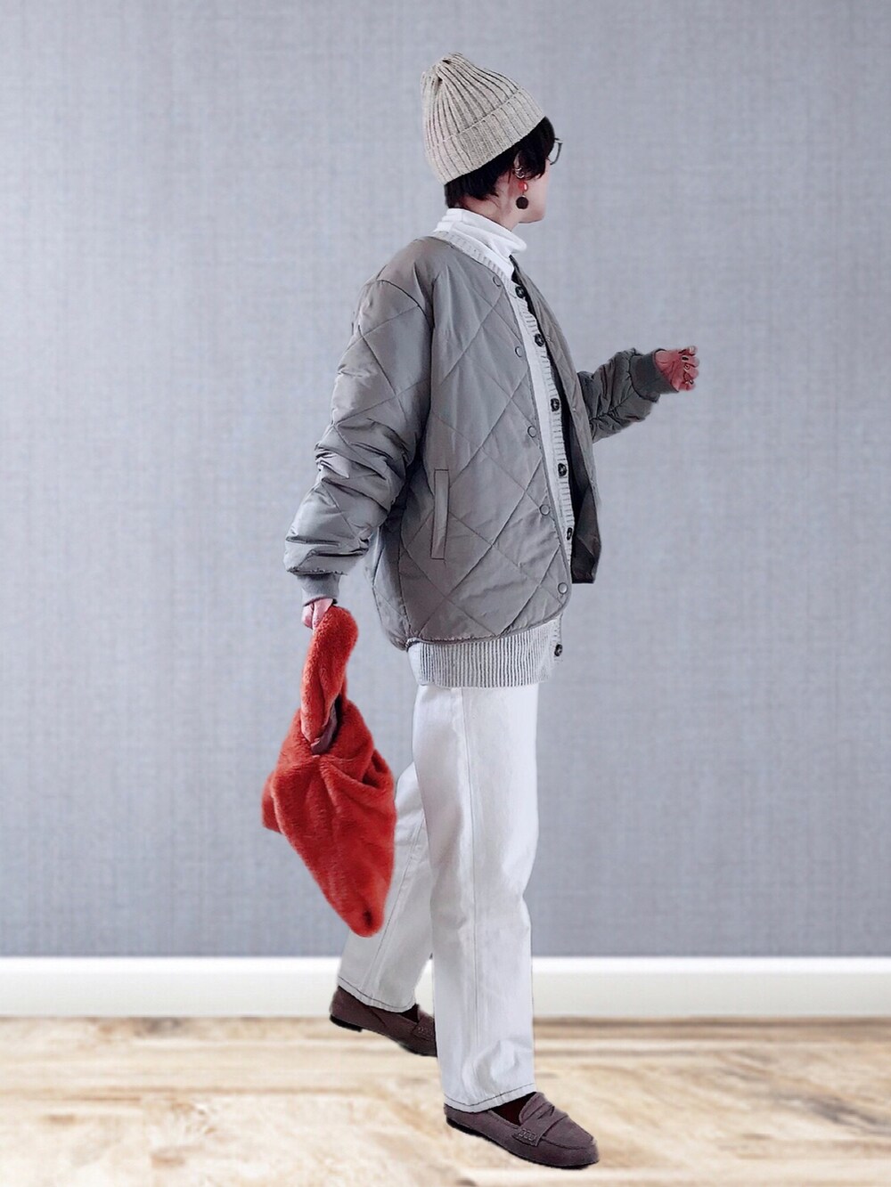 ブラウン系のその他アウター、ホワイト系のTシャツ/カットソー、ベージュ系のニット/セーターを着用したレディースの冬コーディネートの2枚目の写真