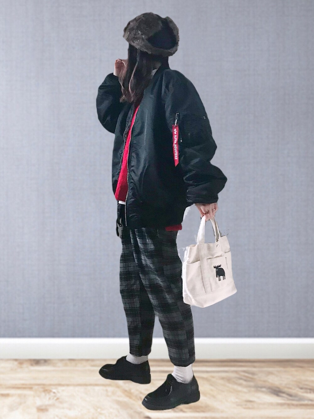 「alpha、MA-1、ブルゾン、フライトキャップ、メンズライク、クリスマスに着たい服、冬コーデ、着回しコーデ、シンプルコーデ、レイヤードスタイル、チェック柄に恋してる、チェックパンツ、メガネ女子、ミリタリー、マイベストコーデ2021」|「ALPHAのMA-1 CORE TALL(MA-1、ブラック系)」を使った、UMiSatoさん(レディース・163cm)の冬コーディネートの2枚目の写真