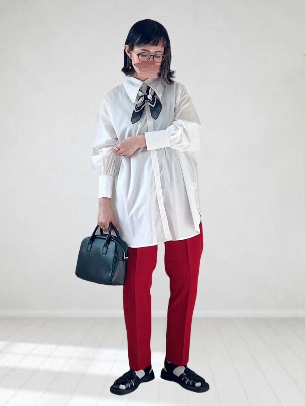 ホワイト系のシャツ/ブラウス、レッド系のスラックス、ブラック系のボストンバッグを着用したレディースの春コーディネートの2枚目の写真