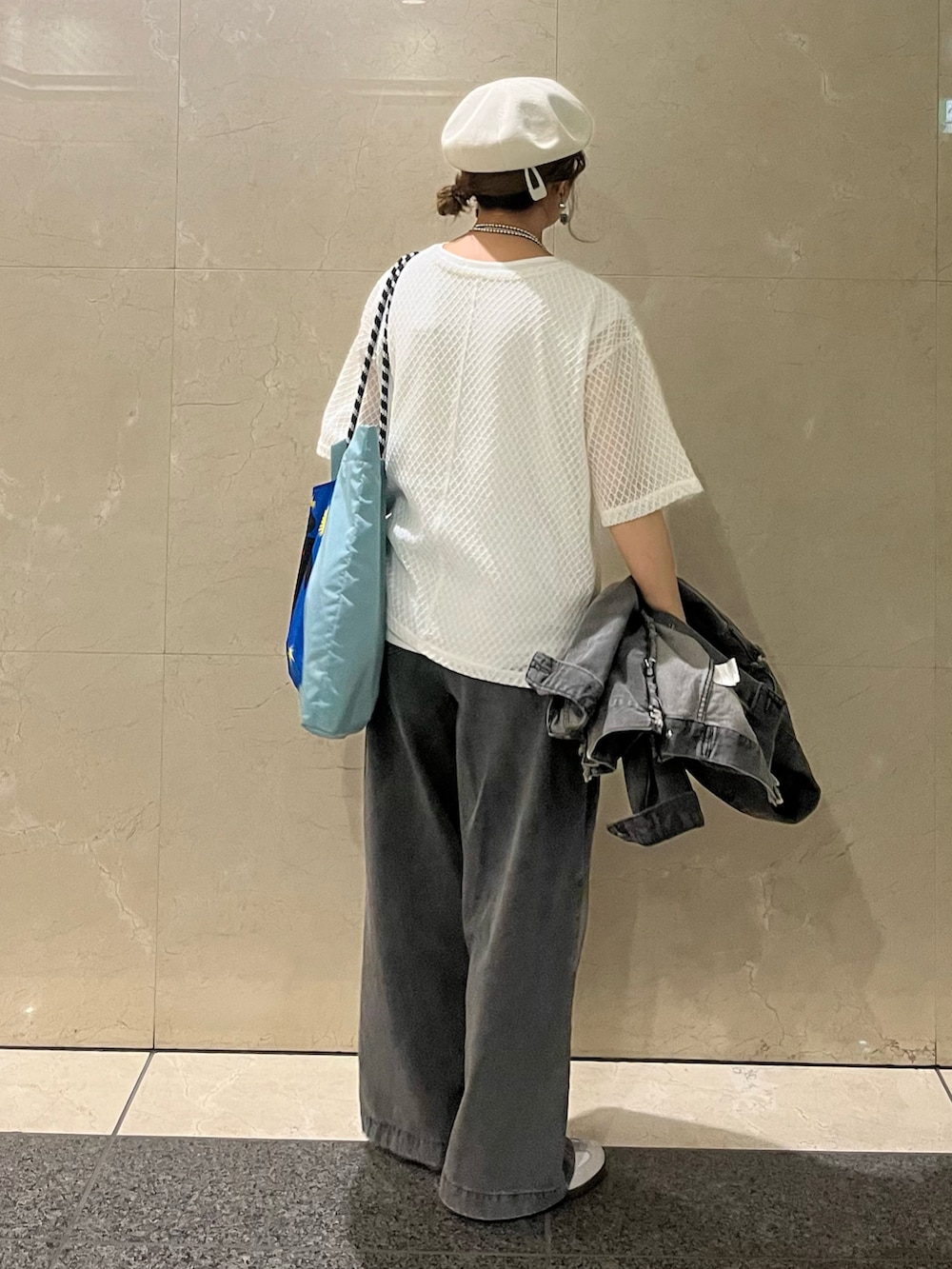 「レイヤードスタイル、デニム、アンサンブル、メッシュ、デニムジャケット、スニーカー、ベレー帽、メガネ女子、メッシュニット、モノトーン、トートバッグ、お出かけコーデ、休日スタイル、ikka」｜「ikkaの【雑誌InRed6月号掲載】レースアンサンブルプルオーバー【2点セット／親子おそろい】（Tシャツ/カットソー、ホワイト系）」を使った、UMiSatoさん（骨格ウェーブ・レディース・163cm）の春コーディネートの4枚目の写真