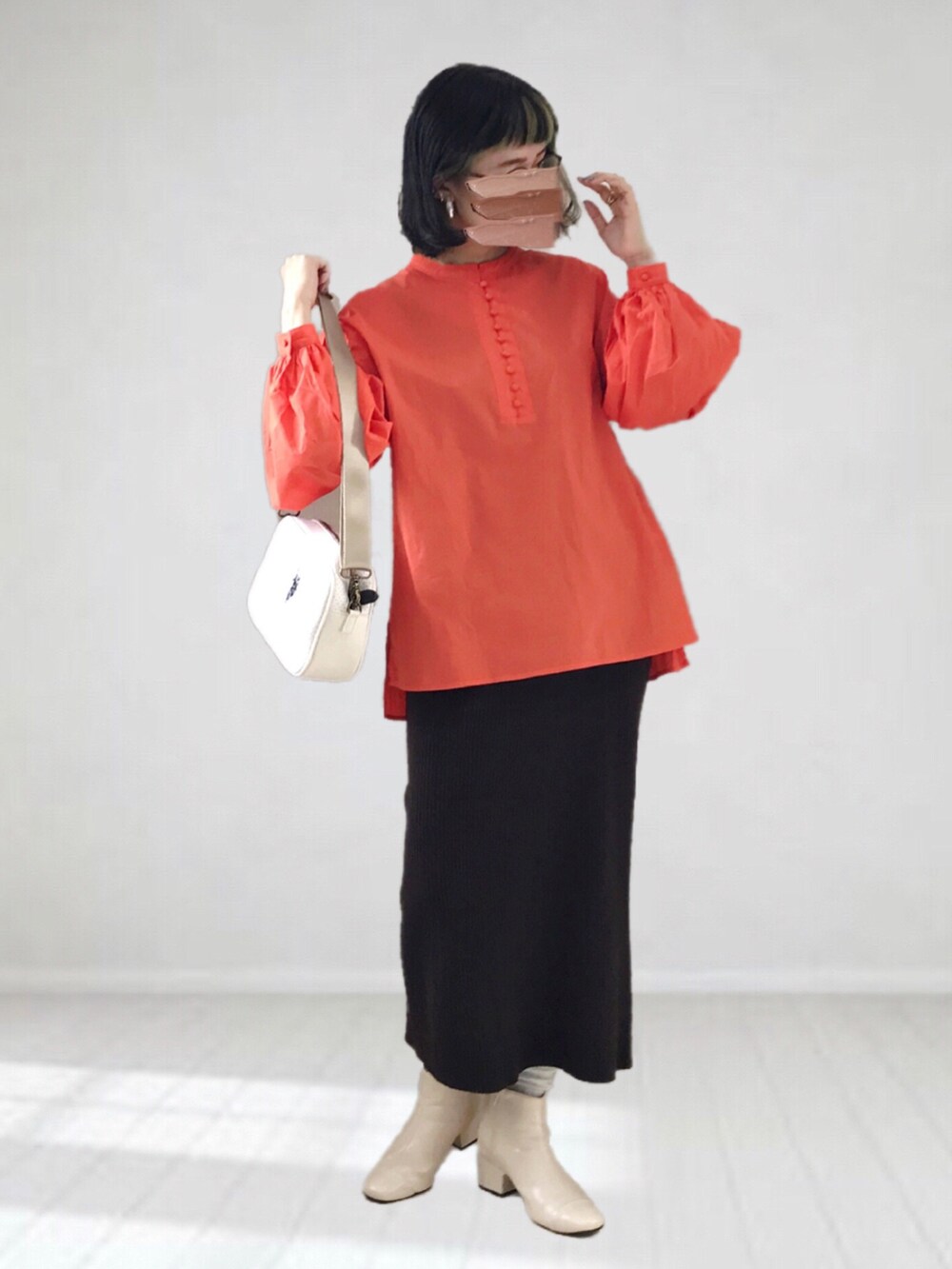 オレンジ系のシャツ/ブラウス、ブラウン系のスカート、ホワイト系のショルダーバッグを着用したレディースの春コーディネートの2枚目の写真