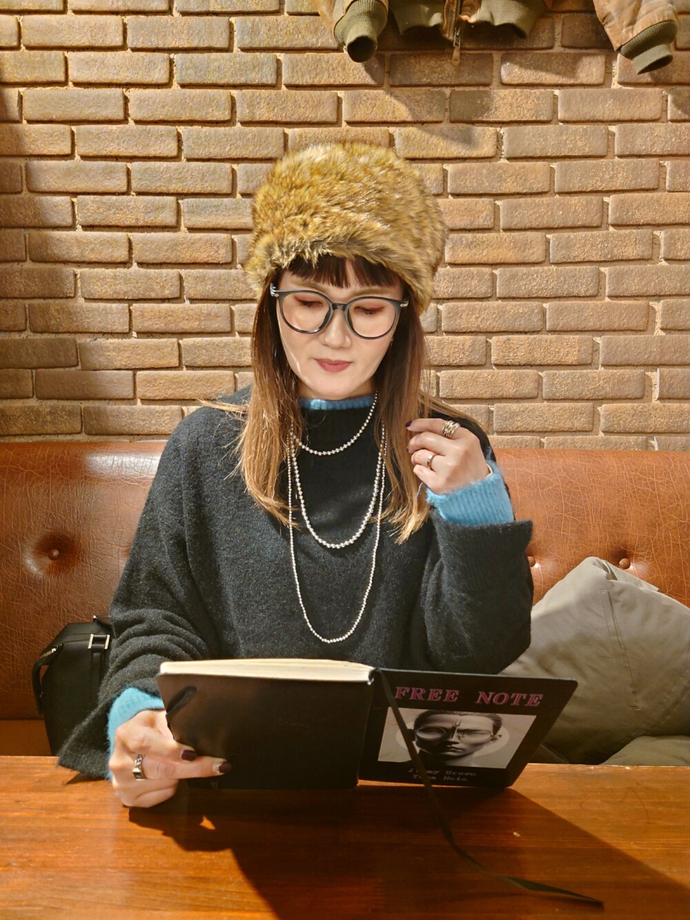 ブラック系のその他パンツ、ブラック系のブーツ、ブラック系のボストンバッグを着用したレディースの秋コーディネートの5枚目の写真