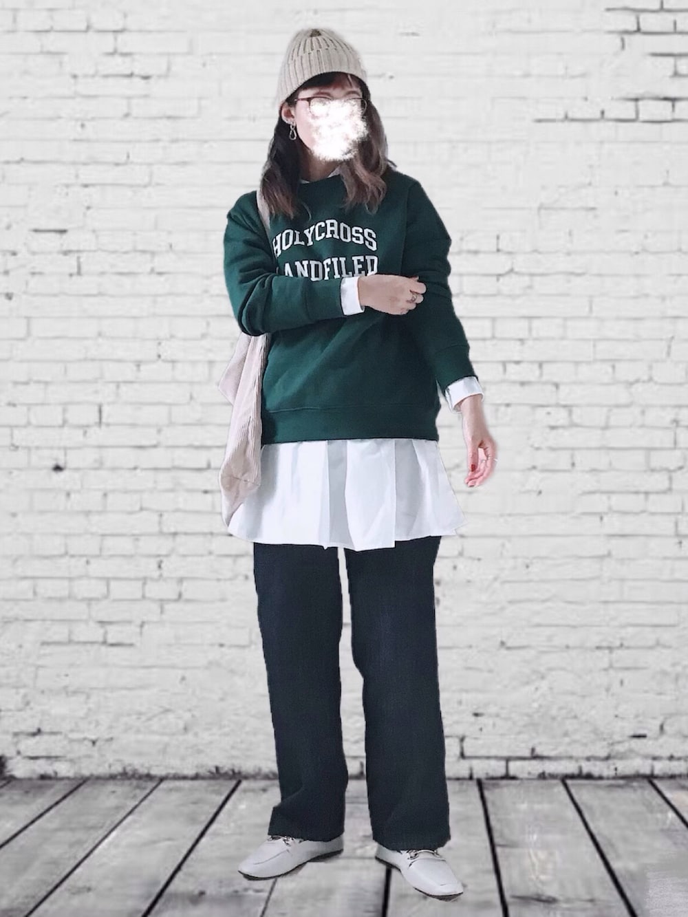 ブルー系のセットアップ、グリーン系のスウェット、ホワイト系のトートバッグを着用したレディースの秋コーディネートの2枚目の写真