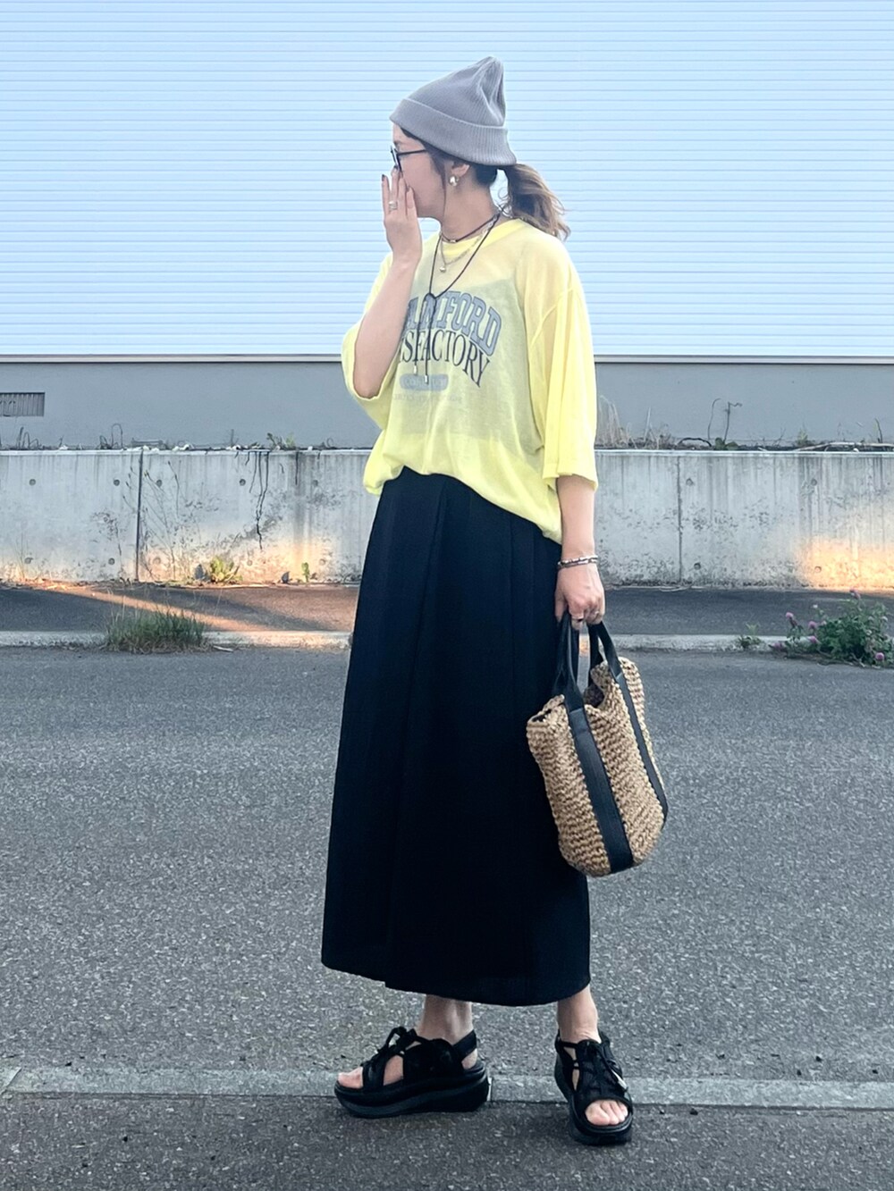 ブラック系のその他パンツ、ブラック系のショルダーバッグ、イエロー系のTシャツ/カットソーを着用したレディースの夏コーディネートの5枚目の写真