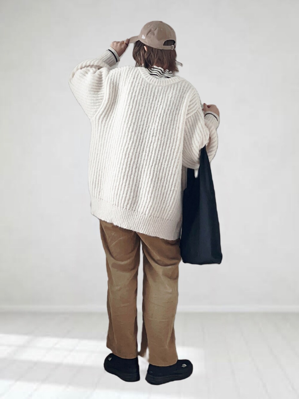 「nano・universe、冬コーデ、コーデュロイ、スニーカー、ニット、キャップ、カーディガン、シンプルコーデ、THE NORTH FACE、淡色コーデ、ワントーンコーデ、ビッグシルエット、私の推しブランド、レイヤードスタイル、淡色女子」|「NANO universeのLB.04/WEB限定 前後2WAYニット(カーディガン/ボレロ、ホワイト系)」を使った、UMiSatoさん(レディース・163cm)の冬コーディネートの4枚目の写真
