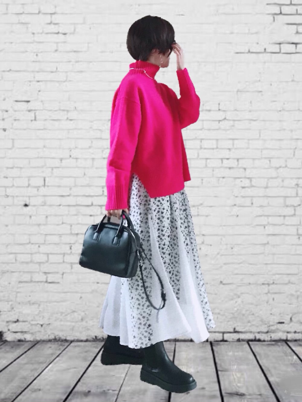 ピンク系のニット/セーター、ホワイト系のスカート、ブラック系のブーツを着用したレディースの秋コーディネートの3枚目の写真