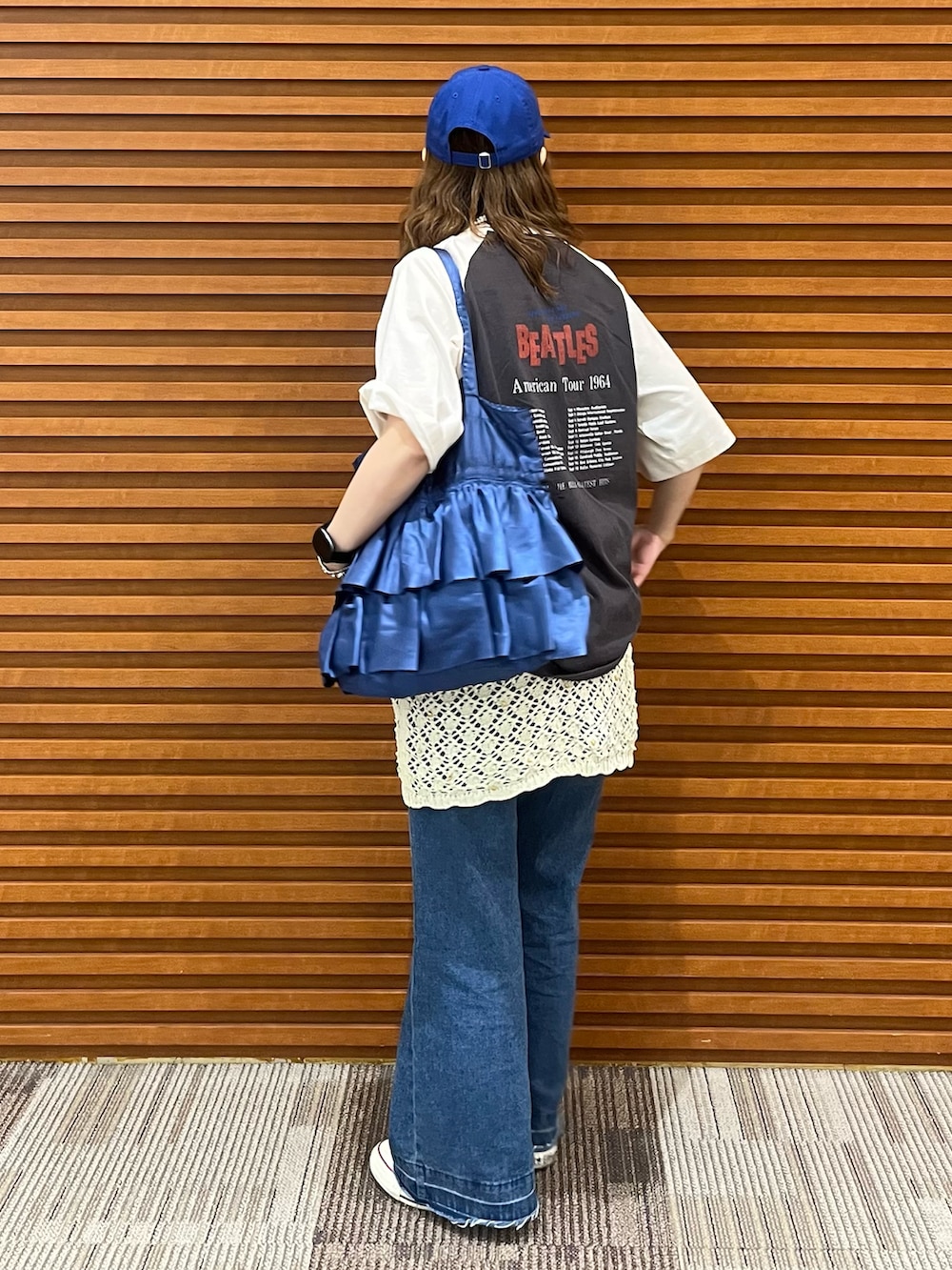 「Tシャツ、やっぱり帽子が好き、キャップ、レイヤードスタイル、デニム、メガネ女子、VENCE share style、韓国ファッション、スニーカー、フォトT、お出かけコーデ、休日スタイル、The Beatles、ビートルズ」|「The Beatlesの【別注】THE BEATLES ザ ビートルズ ツアーラグランTシャツ(Tシャツ/カットソー、グレー系)」を使った、UMiSatoさん(骨格ウェーブ・レディース・163cm)の春コーディネートの3枚目の写真