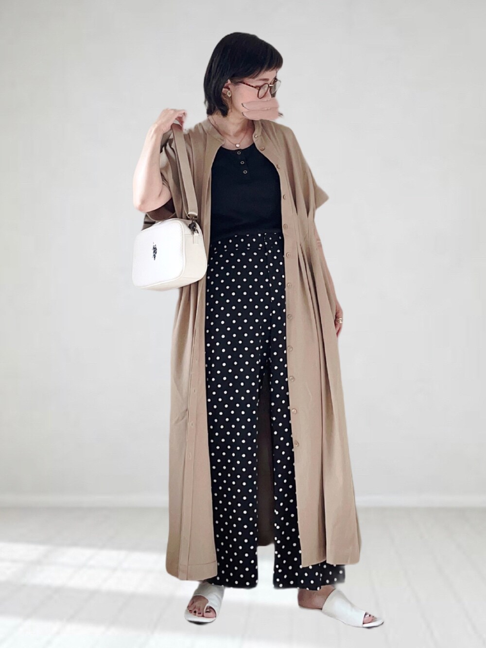 ベージュ系のワンピース、ブラック系のその他パンツ、ブラック系のタンクトップを着用したレディースの夏コーディネートの2枚目の写真