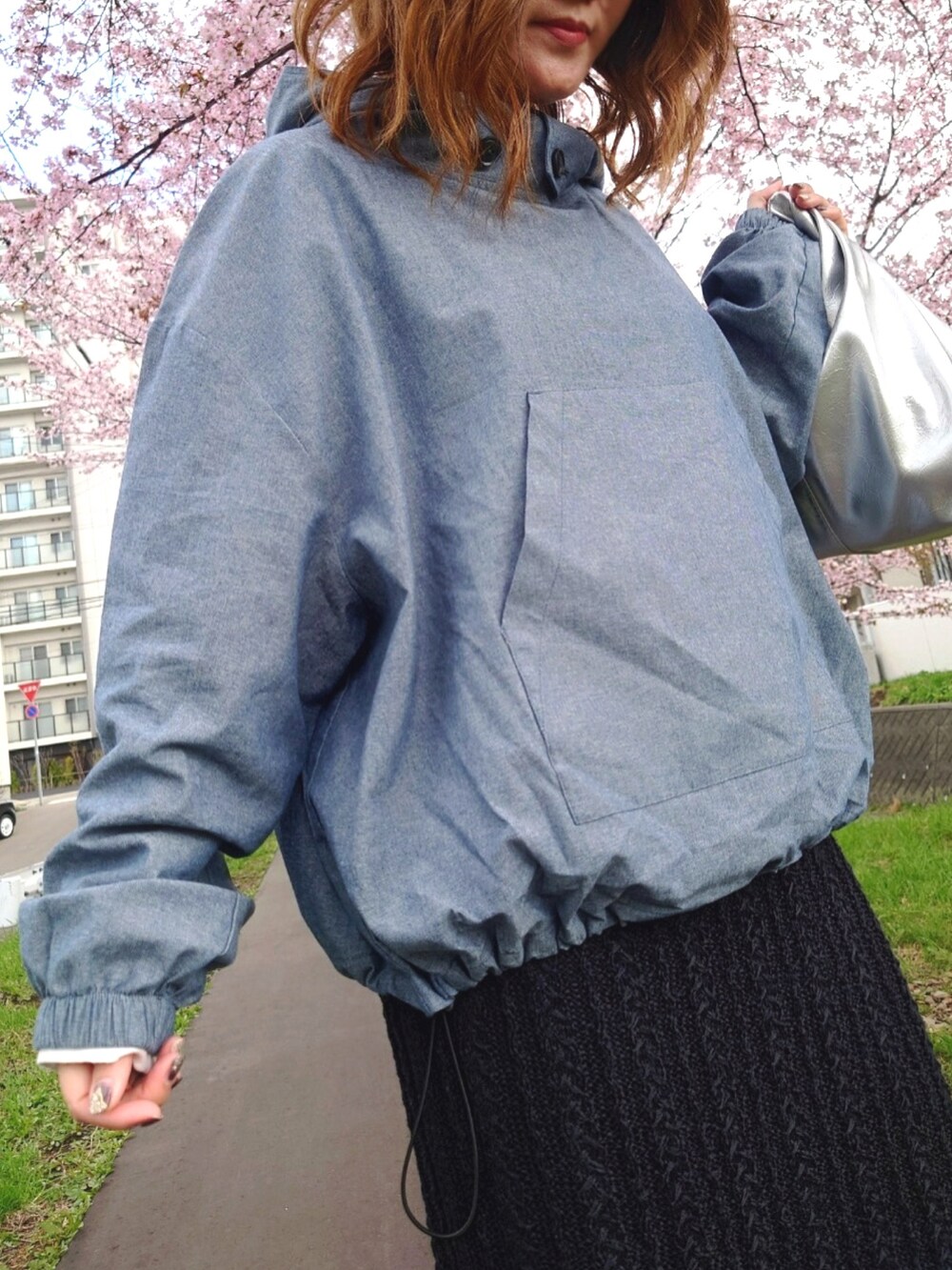 グレー系のシャツ/ブラウス、ブラック系のスカート、ブラック系のその他パンツを着用したレディースの春コーディネートの2枚目の写真