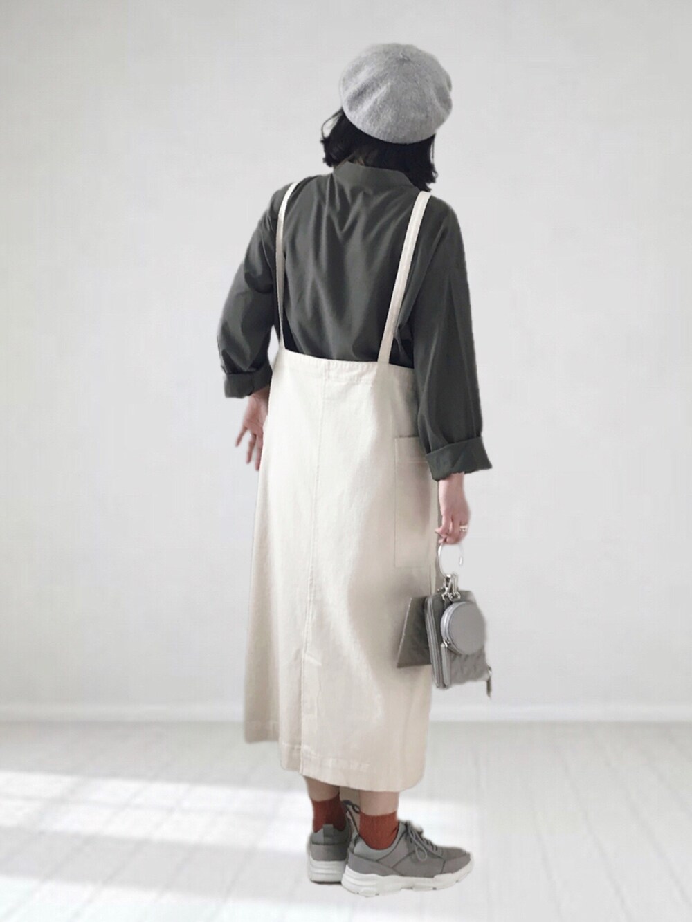 ホワイト系のワンピース、グレー系のスニーカー、グリーン系のシャツ/ブラウスを着用したレディースの春コーディネートの2枚目の写真