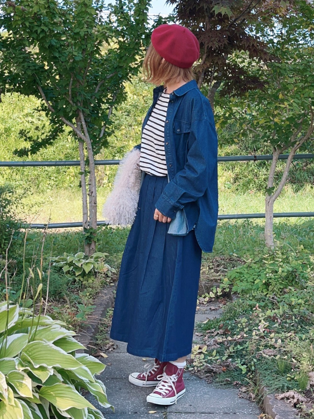 ブルー系のその他パンツ、ブルー系のシャツ/ブラウス、ホワイト系のTシャツ/カットソーを着用したレディースの秋コーディネートの3枚目の写真