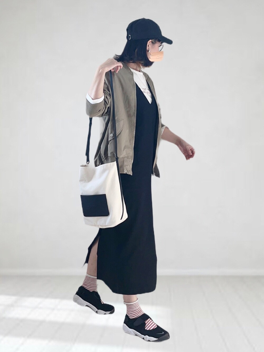 「はじめましてコーデ、ITEMS URBANRESEARCH、FREDY&GLOSTER、MA-1、春アウター、ジャンパースカート、キャップ、春コーデ、シンプルコーデ、メガネ女子、休日スタイル、エアリフト、ロンT、ビッグシルエット、NEW ERA」｜「fredy repitの【WEB限定】MA1　ビッグシルエット ブルゾン（MA-1、グリーン系）」を使った、UMiSatoさん（レディース・163cm）の春コーディネートの3枚目の写真