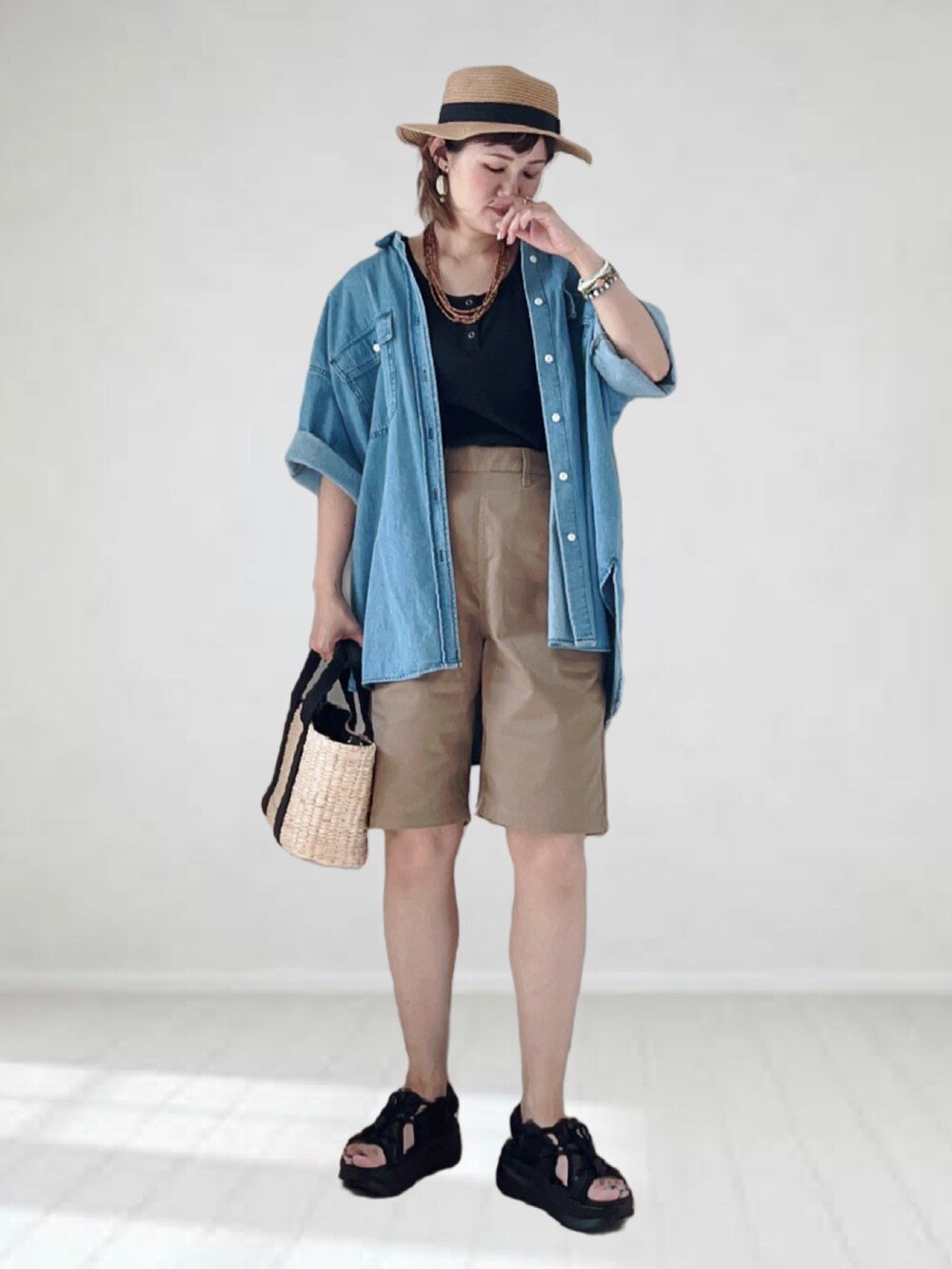 ブラック系のサンダル、ブルー系のシャツ/ブラウス、ブラック系のタンクトップを着用したレディースの夏コーディネートの2枚目の写真