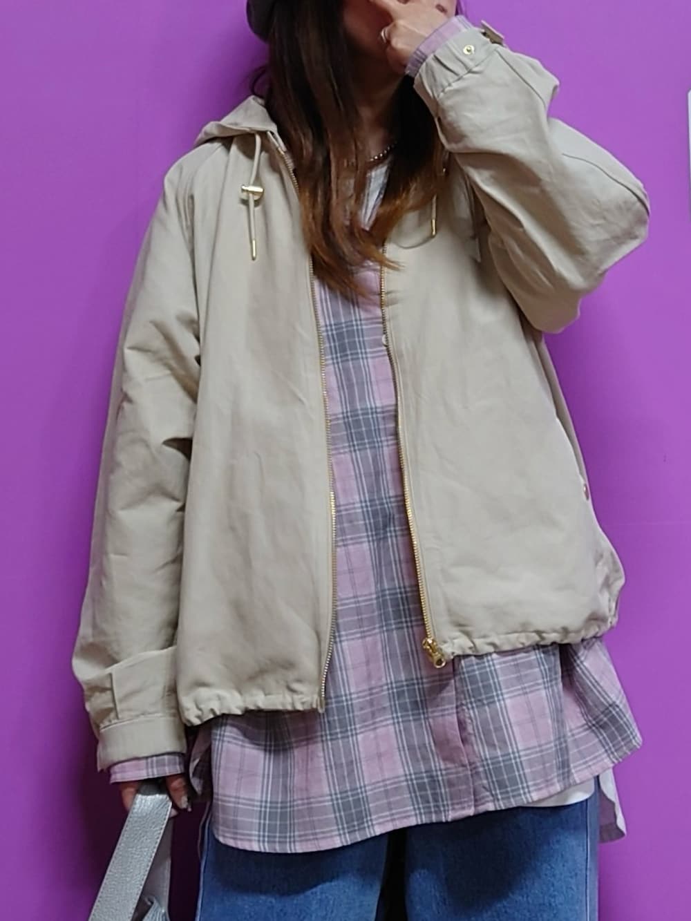 ホワイト系のマウンテンパーカー、ピンク系のシャツ/ブラウス、ブラウン系のスニーカーを着用したレディースの春コーディネートの5枚目の写真