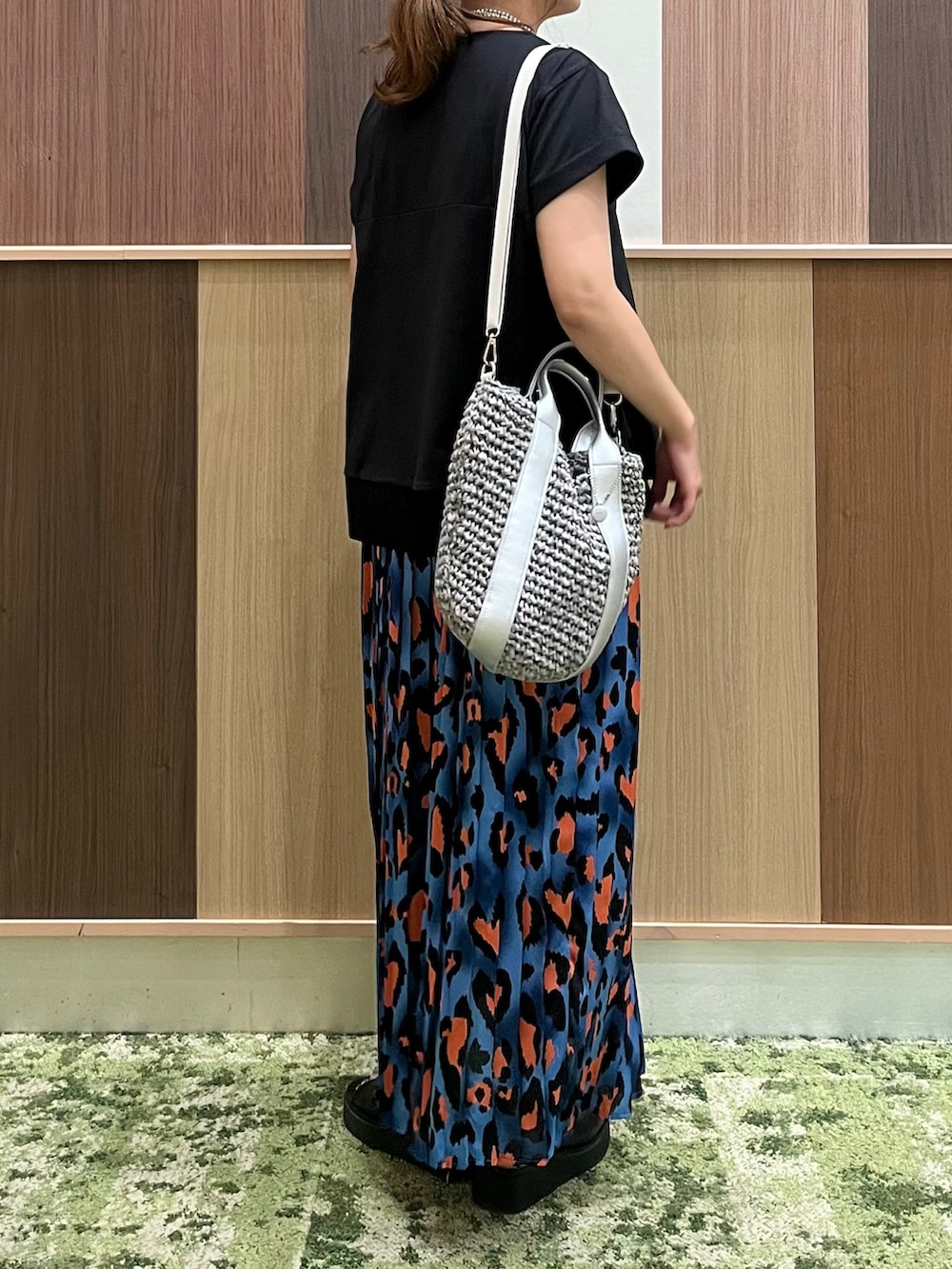 「夏ルックで気分アップ、きれいめカジュアル、夏コーデ、プチプラ、レオパード、黒Tシャツ、お出かけコーデ、厚底サンダル、厚底シューズ」｜「ikkaの【お得だ値】Aライン裾切り替えカットソー（Tシャツ/カットソー、ブラック系）」を使った、UMiSatoさん（骨格ウェーブ・レディース・163cm）の夏コーディネートの2枚目の写真