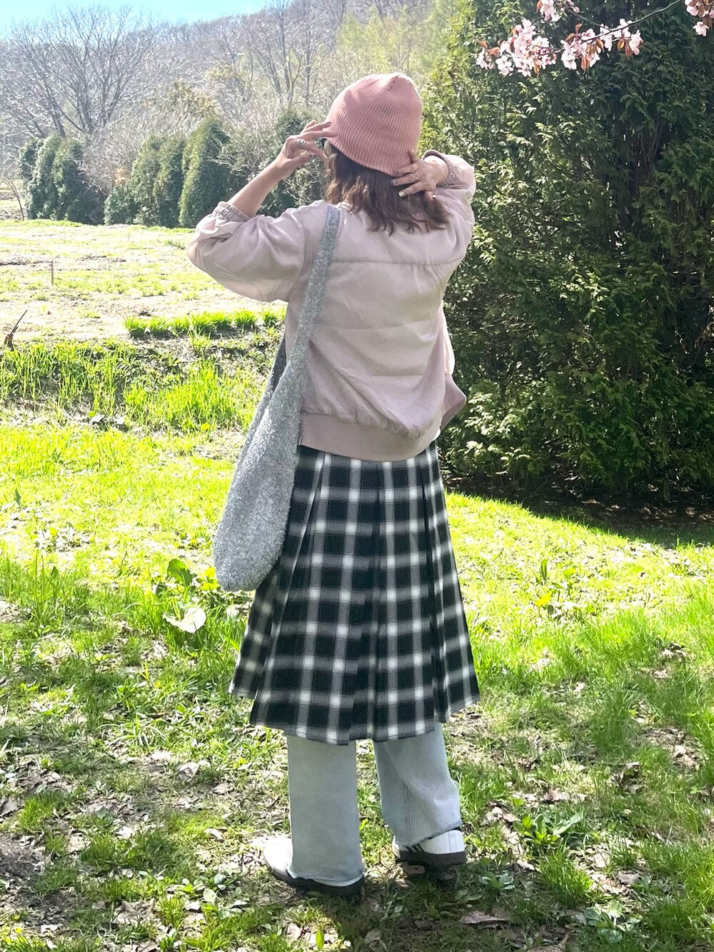 ベージュ系のブルゾン、ホワイト系のTシャツ/カットソー、グレー系のスカートを着用したレディースの春コーディネートの4枚目の写真