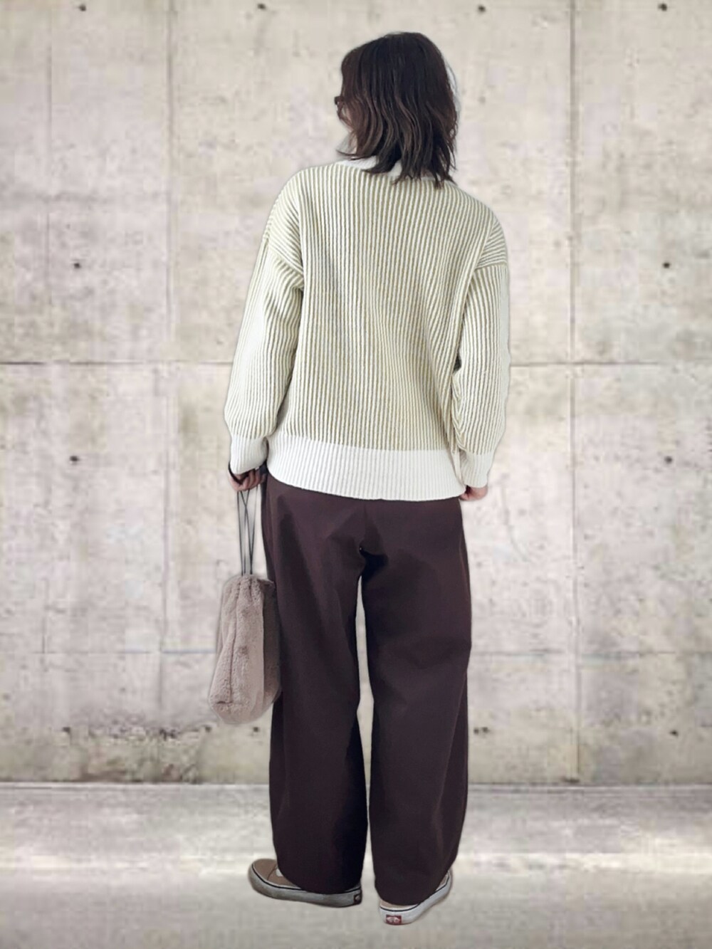 グリーン系のニット/セーター、ブラウン系のその他パンツ、ブラック系のショルダーバッグを着用したレディースの冬コーディネートの4枚目の写真