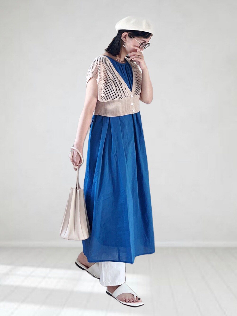 ブルー系のワンピース、ホワイト系のベスト、ホワイト系のパンツを着用したレディースの夏コーディネートの3枚目の写真