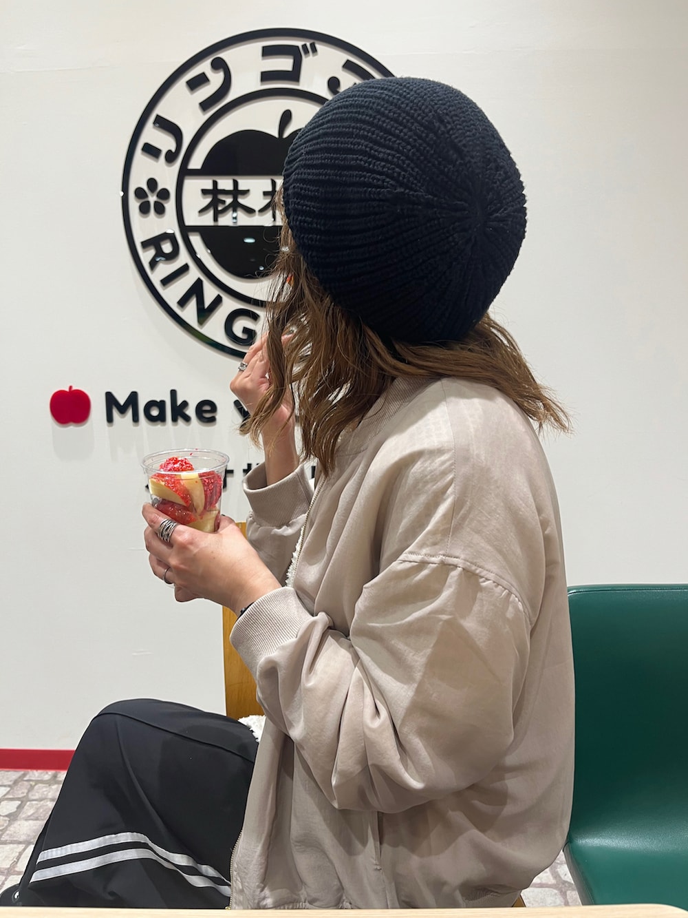 「春めき満開コーデ、春コーデ、春アウター、スポーツミックス、スニーカー、厚底シューズ、ニット帽、メガネ女子、モノトーン、シアートップス、お出かけコーデ、休日スタイル」｜「ikkaの【雑誌InRed5月号掲載】シアーリブブルゾン【親子おそろい】（ブルゾン、ベージュ系）」を使った、UMiSatoさん（骨格ウェーブ・レディース・163cm）の春コーディネートの5枚目の写真
