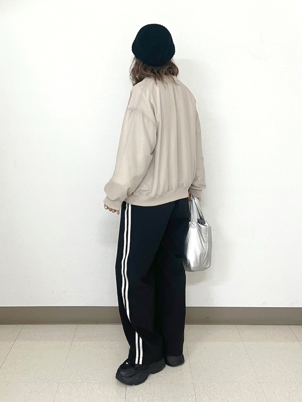 「春めき満開コーデ、春コーデ、春アウター、スポーツミックス、スニーカー、厚底シューズ、ニット帽、メガネ女子、モノトーン、シアートップス、お出かけコーデ、休日スタイル」｜「ikkaの【雑誌InRed5月号掲載】シアーリブブルゾン【親子おそろい】（ブルゾン、ベージュ系）」を使った、UMiSatoさん（骨格ウェーブ・レディース・163cm）の春コーディネートの4枚目の写真