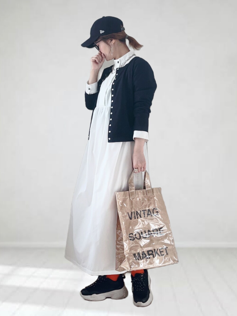 「agnes b.、春コーデ、春服みてみて、カーディガン、モノトーン、厚底シューズ、キャップ、シンプルコーデ、休日スタイル、プチプラ、きれいめカジュアル、トートバッグ、シャツワンピース、スクエアバッグ、メガネ女子」｜「agnes b.のJ000 CARDIGAN LE PETIT カーティガンプレッション（カーディガン/ボレロ、ブラック系）」を使った、UMiSatoさん（レディース・163cm）の春コーディネートの2枚目の写真
