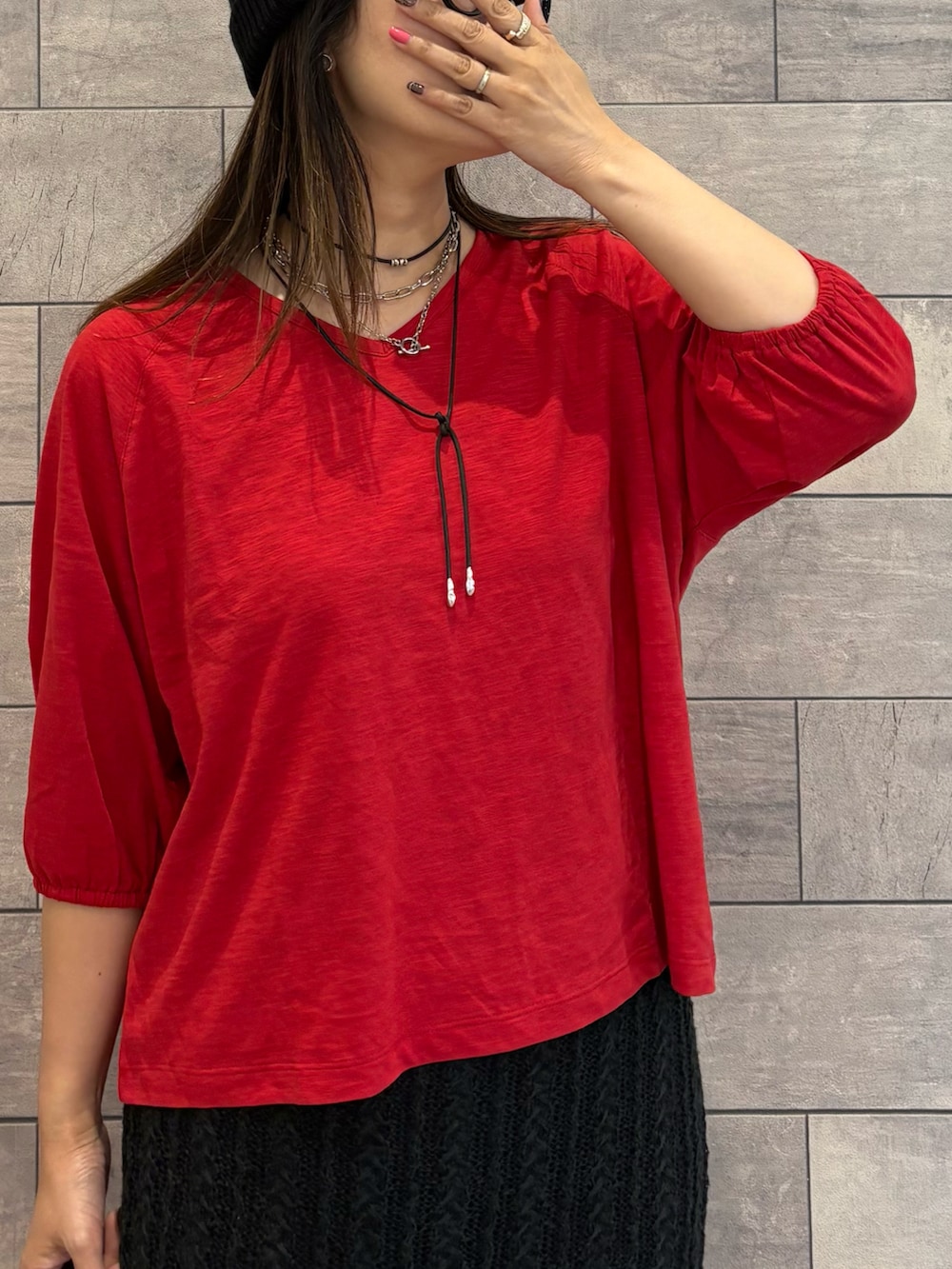 レッド系のTシャツ/カットソー、ブラック系のその他パンツ、ブラック系のスカートを着用したレディースの夏コーディネートの4枚目の写真